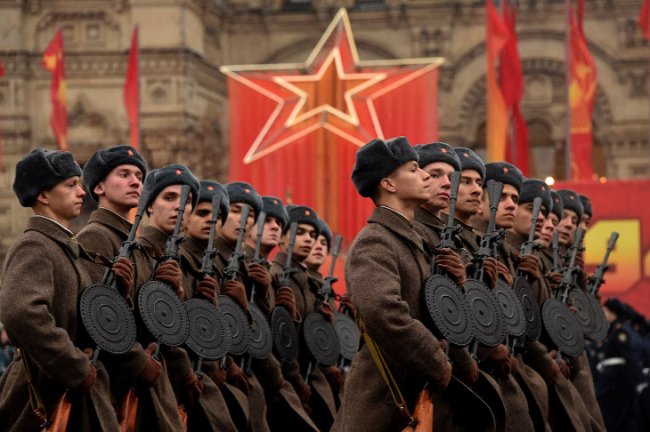 Марш на Красной площади в честь парада 7 ноября 1941 года