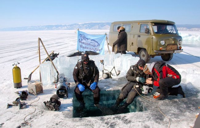 Погружение дайверов под лед Байкала