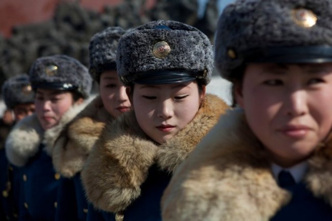 Симпатичные девушки на дорогах Северной Кореи