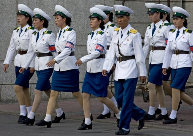 Симпатичные девушки на дорогах Северной Кореи