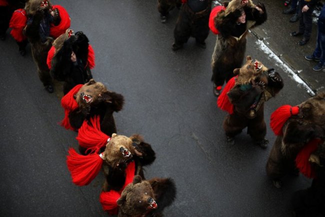 Ритуальные танцы медведей в Румынии
