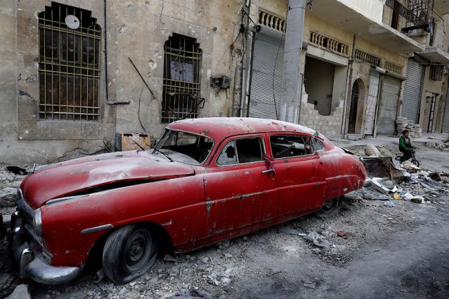 Винтажные автомобили под обломками Алеппо