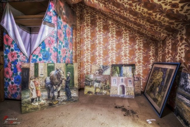 Заброшенный дом забитый предметами искусства