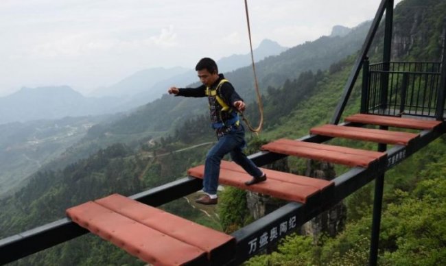 Мост для любителей очень острых ощущений в Китае