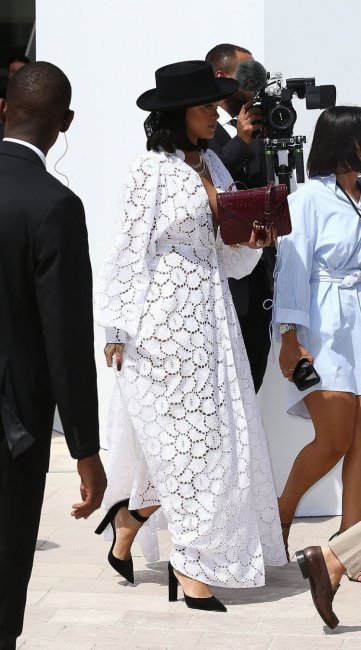 Рианна в белом платье