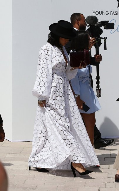 Рианна в белом платье