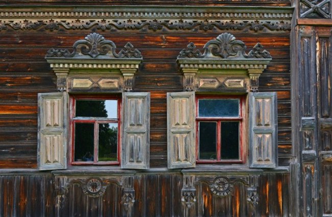Деревянный терем в русской деревне Погорелово