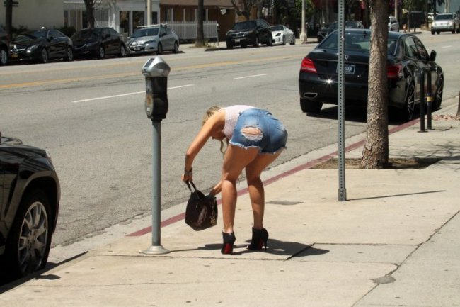 Ана Брага кушает хот-дог на улице в Лос-Анджелесе