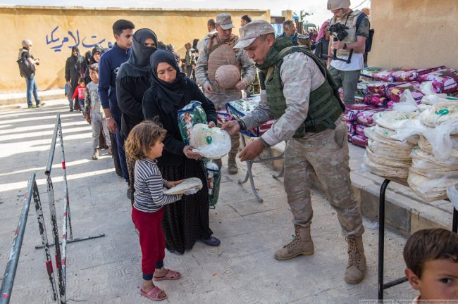 Как раздают гуманитарную помощь в Сирии