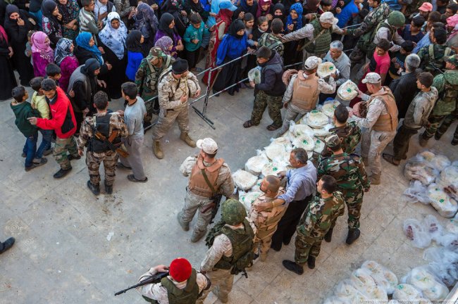 Как раздают гуманитарную помощь в Сирии