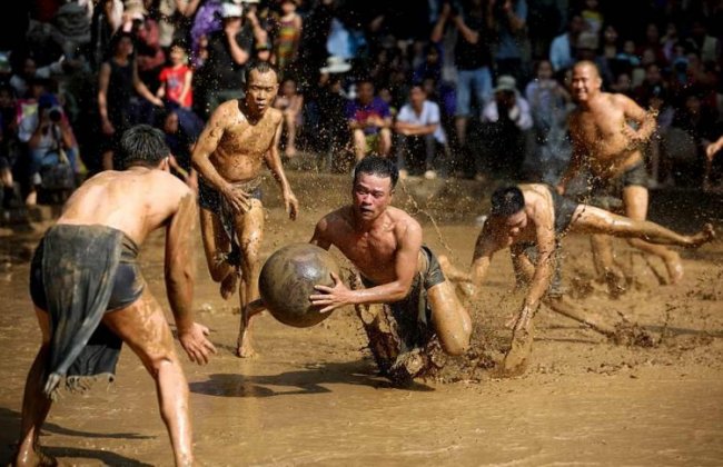 Во Вьетнаме прошел фестиваль с футболом в грязи