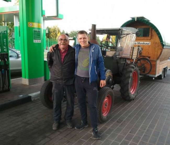 Пожилой немец на тракторе едет в Россию на ЧМ-2018