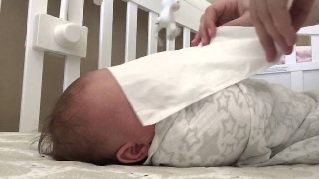 Молодой папа научился убаюкивать своего трёхмесячного малыша за 40 секунд