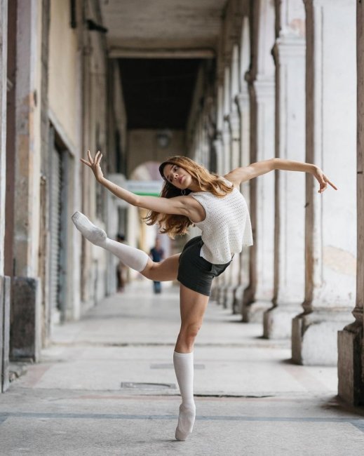 Уличные портреты балерин от Melika Dez