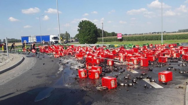 Сотни бутылок пива оказались на дороге в Польше