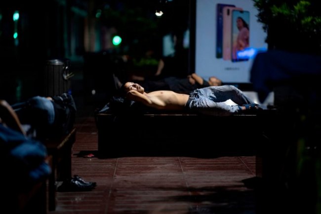 Спят уставшие шанхайцы, на скамейках спят