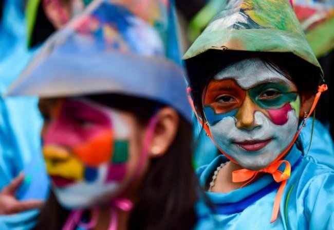 Яркий карнавал чернокожих и белых в Колумбии