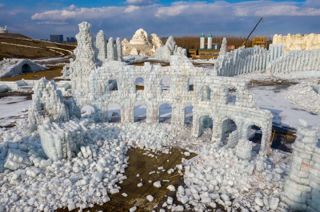 Как рушатся города ледяных скульптур в Харбине
