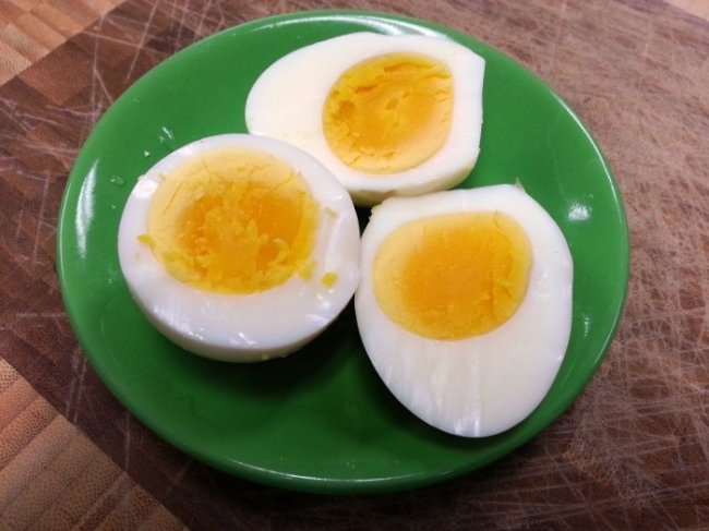 Можно ли есть вареные яйца с зеленым ободком на желтке (4 фото)