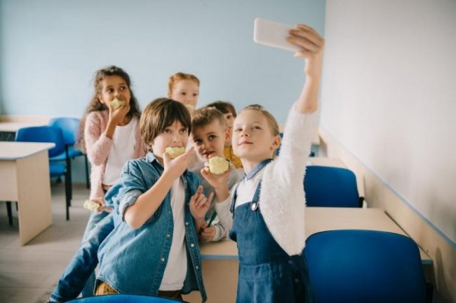 В Госдуме хотят заменить смартфоны в школах на "шкулфоны"(2 фото)