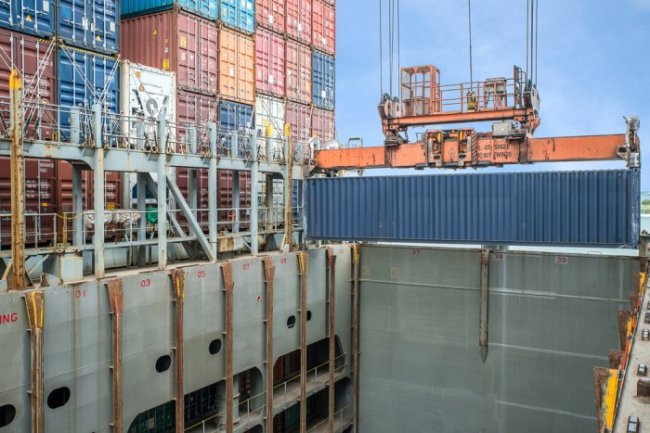 Почему контейнеры не падают с кораблей во время перевозки? (6 фото)