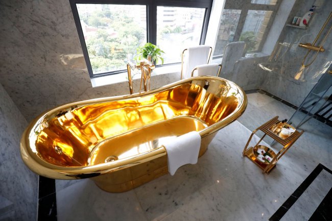 Первый в мире отель из золота Dolce Hanoi Golden Lake