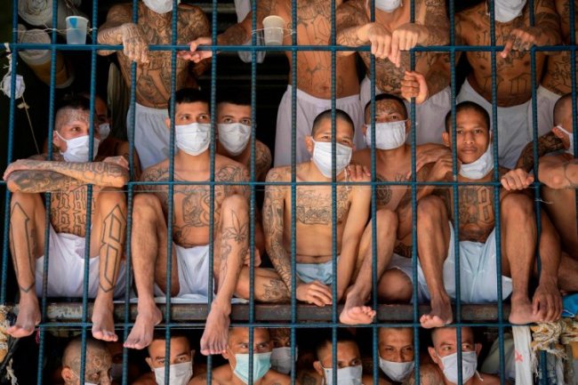 Жуткие кадры из переполненных тюрем Сальвадора