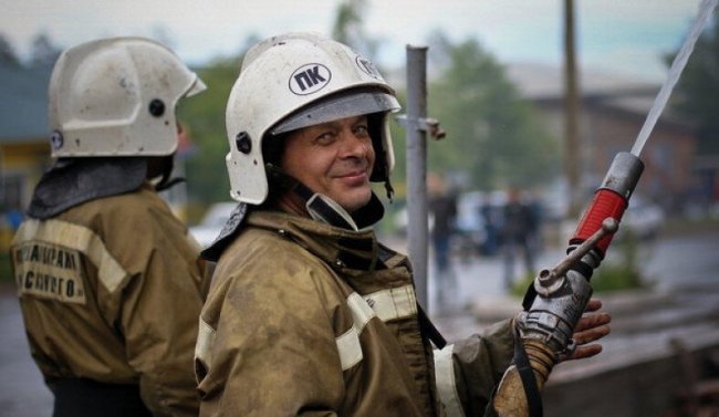 Пожарные в Боровском районе избили погорельца касками за то, что тот устроил пожар