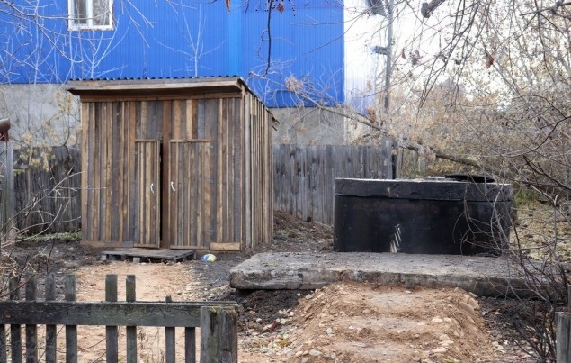 В Иркутской области для трех многоквартирных домов построили новые туалеты во дворах