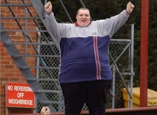 «Самый толстый мужчина» Великобритании, весивший 349 килограммов, умер в 37 лет