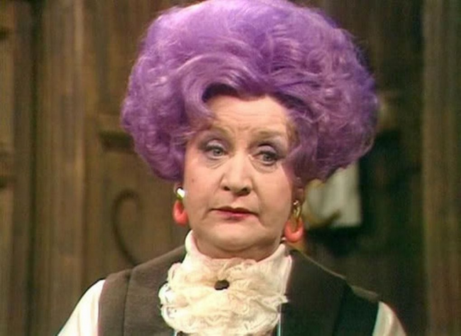 Зачем пенсионерки красят волосы в фиолетовый цвет