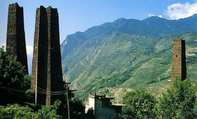 В Гималаях уже 1000 лет стоят таинственные башни