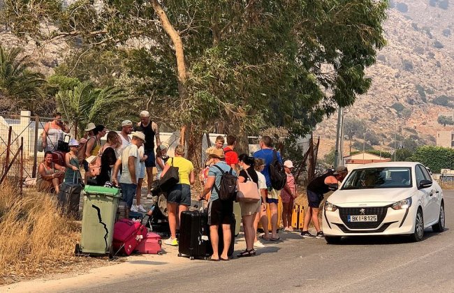 Туристы ночуют в спортивных залах и аэропорту в надежде покинуть горящие греческие острова