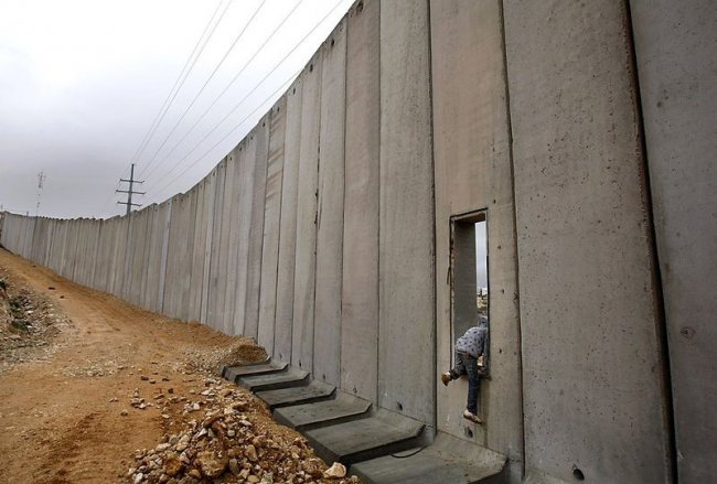 Фотографии мрачных пограничных стен, разделяющих мир