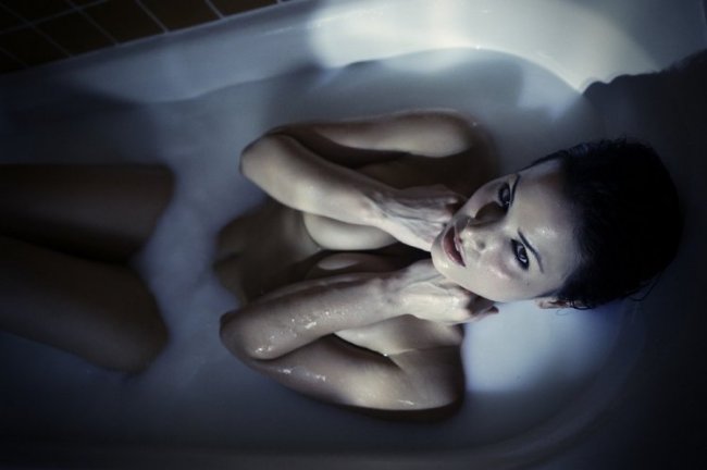 Девушки в ванной на снимках TJ Scott