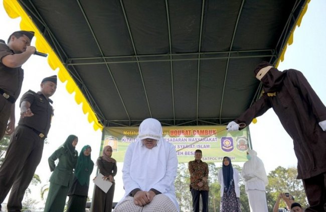 Очередная публичная порка в Индонезии