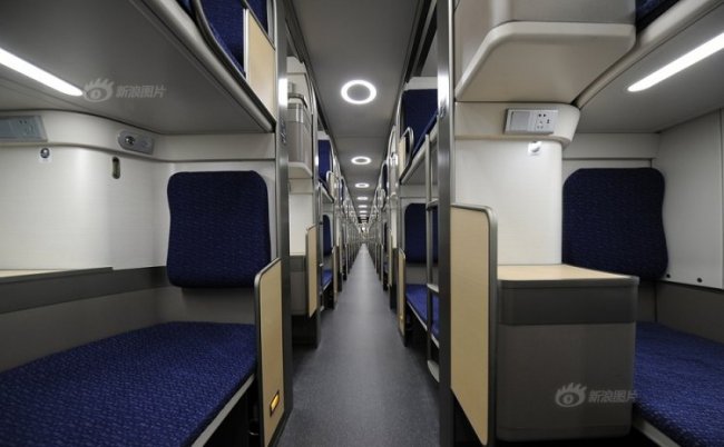 Современный поезд с плацкартными вагонами в Китае