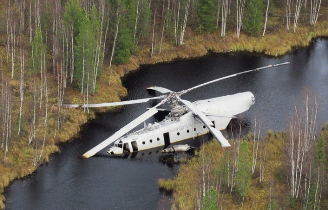 40 лет в болоте лежит вертолет Ми-6